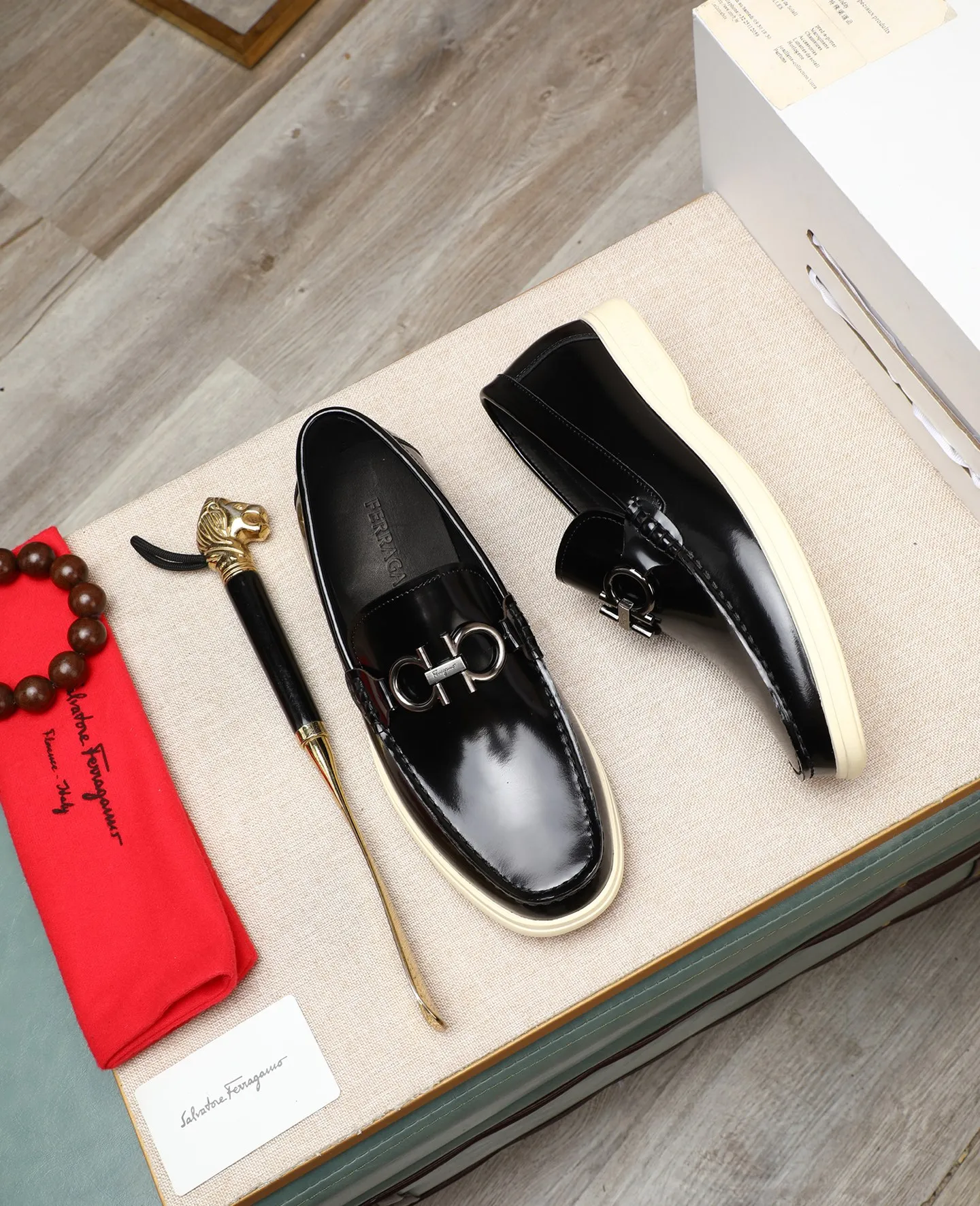 Men's shoes 💰580 📛📛(water-dyed cow lining) Salvatore Ferragamo high-end (Salvatore Ferragamo) is the top international luxury footwear brand. It comes from the fashion kingdom of Italy. It is famous all over the world for its traditional handmade design and novel styles... 🚶🏻🚶🏻New suit shoes are available simultaneously at the counter. This style is purely handmade. The fabric is imported Italian calfskin➕Soft water-dyed cowhide lining. Original authentic outsole🌀🌀Size: 38➖44 (45 46 customized)